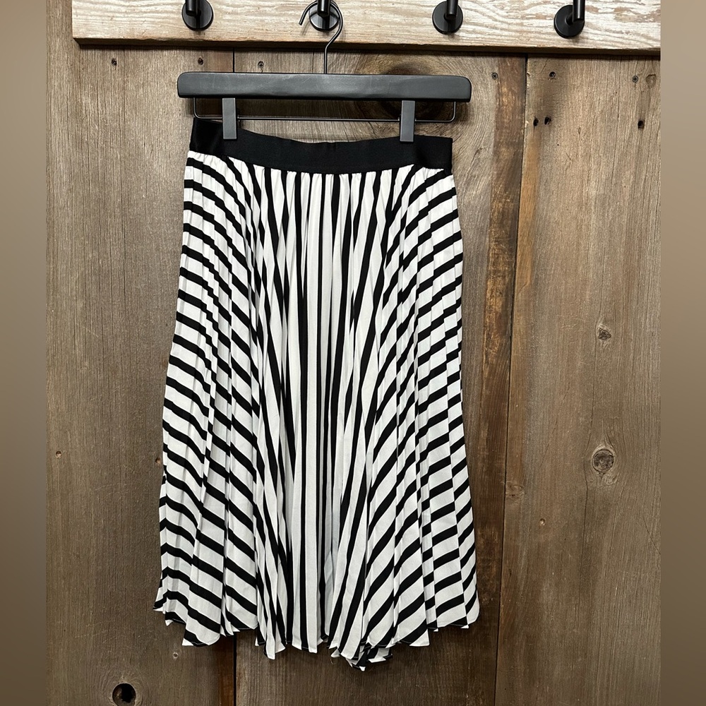2016 Express Pull-On Pleated Skirt in Black White Stripe Size Small Women’s